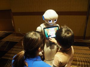 ペッパーが胸に取り付けたレシートプリンタからおみくじの結果を印刷します。 この生活革命オリジナルのシステムはお子様に大好評でした！