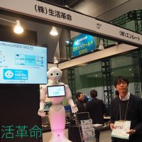 ロボットワールドEXPOにて。 カラフルに光る電球と連動しながらのプレゼンテーションを生活革命のペッパーが行いました。