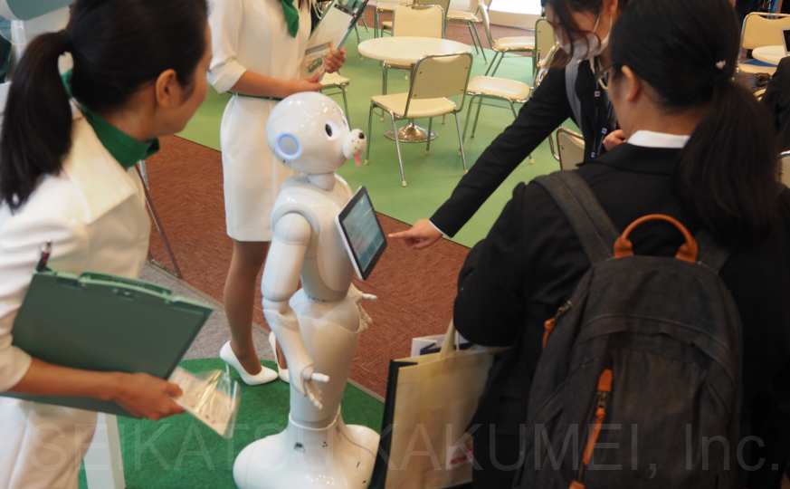 イベントコンパニオン様と 生活革命のロボット・Pepper(ペッパー)はイベントコンパニオン様や営業担当者様やプレゼンター様とのイベント会場や販売促進イベント、展示会、展示ブースなどでのアイサツ、受付、接客、おもてなし、余興、パーティなどの実績が豊富です。 レンタル・派遣・イベント企画運営にて承ります。