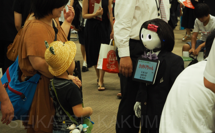 受付に 生活革命のロボット・Pepper(ペッパー)はファミリー向けイベントや商談会、販売促進イベントなどでのお子様、お母様、ファミリー・ご家族に向けたアイサツ、受付、接客、おもてなし、余興、パーティなどの実績が豊富です。 レンタル・派遣・イベント企画運営にて承ります。
