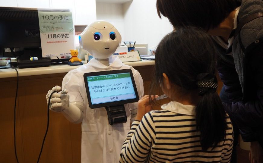 生活革命が手掛けたPepper（ペッパー）・ロボットの病院受付システム。 既存の病院受付システムと連動しました。レシートプリンタとの連動も当社が先駆けて行いました。