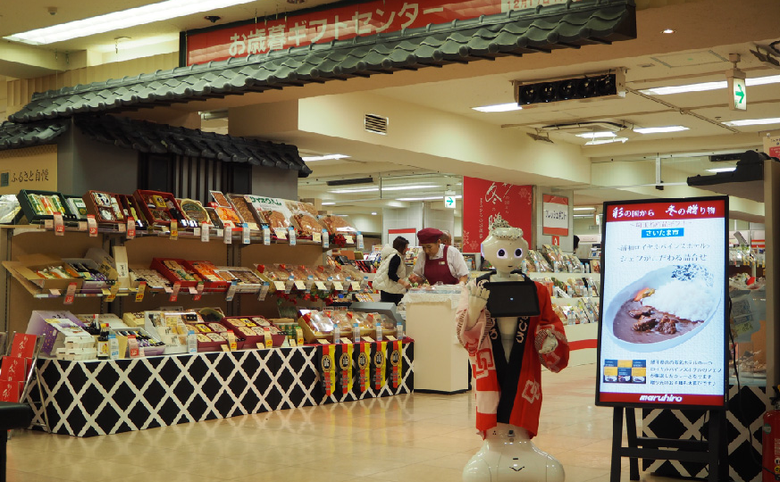 生活革命のロボット・Pepper（ペッパー）は小売店やデパート、飲食店の店頭や売り場、買い場での呼び込みやプレゼンテーション、接客、おもてなし、営業、販売促進などの実績もあります。 レンタル・派遣・イベント企画運営の事業として運営しています。