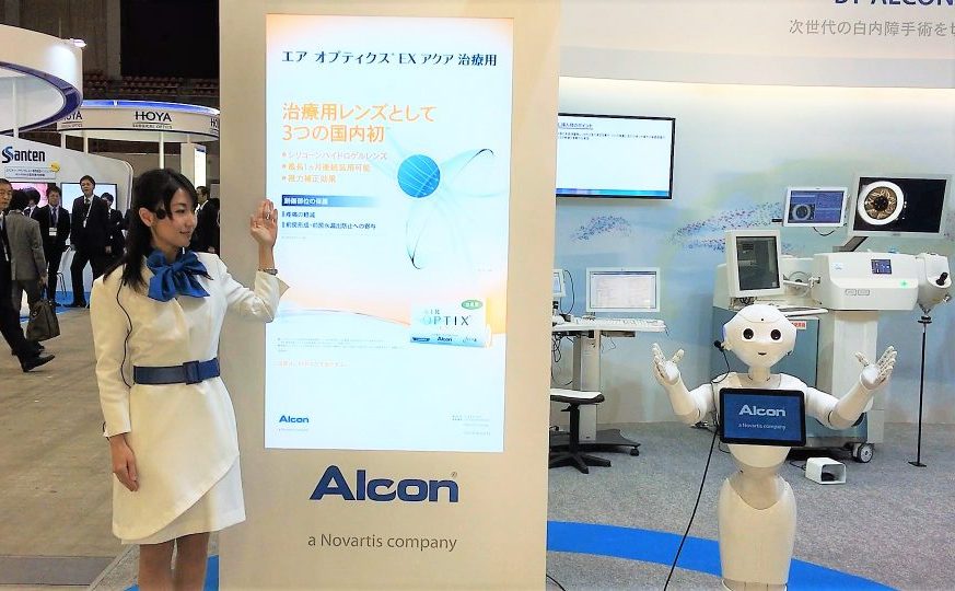 展示会プレゼンイメージ 展示会でロボット・Pepper(ペッパー)を使ったプレゼンテーションを行った事例
