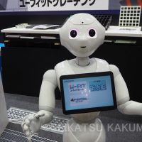 展示会ブースをペッパーが案内