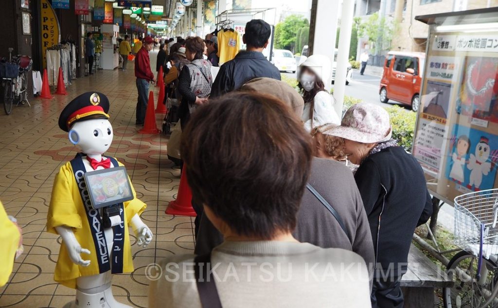 ペッパーが商店街でお客さんと会話