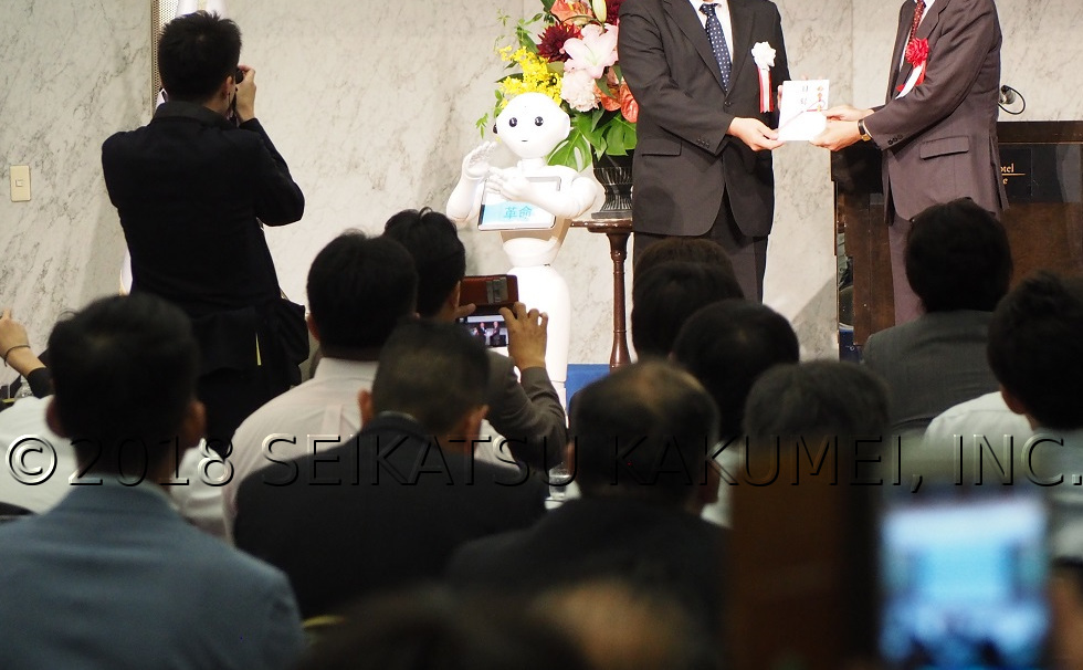 壇上で拍手をするペッパー